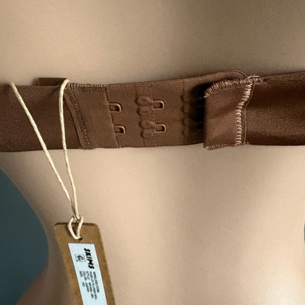SKIMS Smooth Tan Bralette - Picture 4 of 6